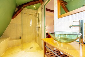 Classic Suite, 2 Bedrooms | Bathroom - Manoir de la Voûte (Pouille)