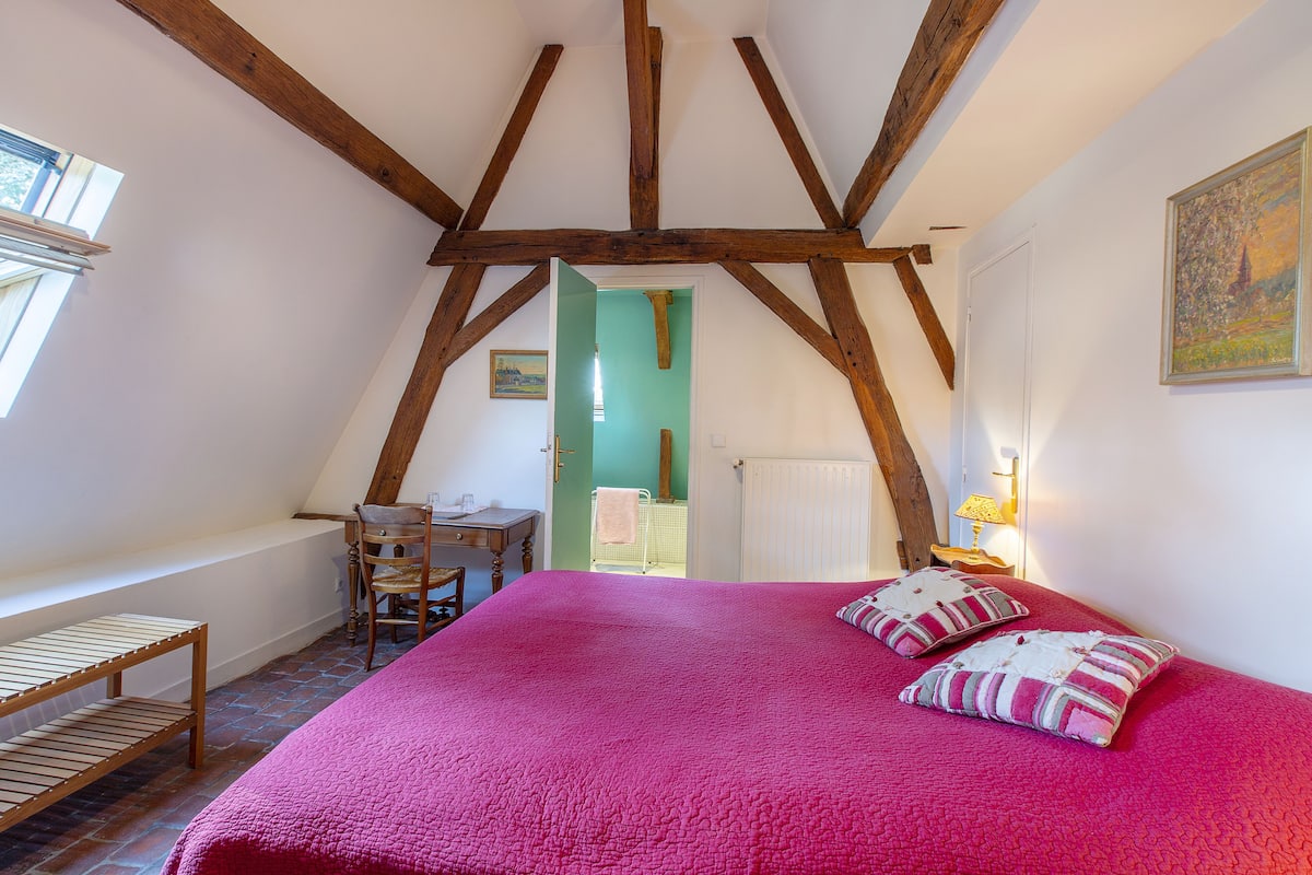 Classic Suite, 2 Bedrooms | 1 bedroom, individually decorated, individually furnished, desk