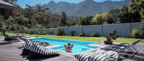 Piscina externa, guarda-sóis, espreguiçadeiras