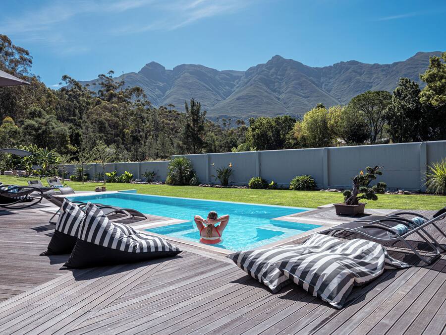 Piscina externa, guarda-sóis, espreguiçadeiras