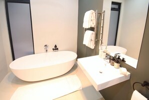 Standard Room, 1 Bedroom, Garden View | Bathroom