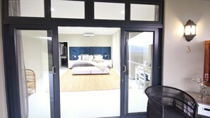 A hotel room with a bed, a desk, and a chair. - Curry's Post Bed and Breakfast (Curry's Post)