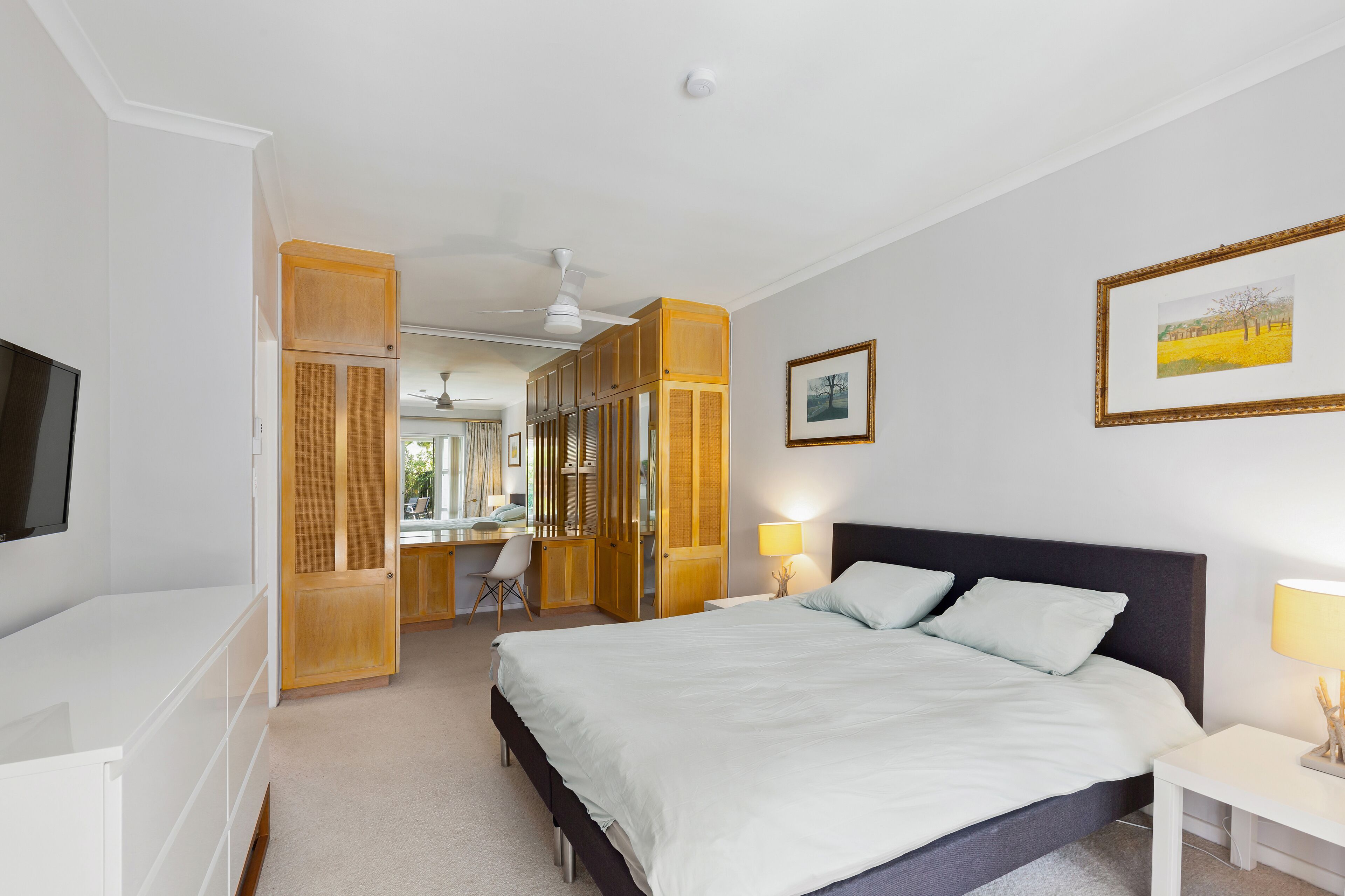 Family Bungalow, 4 Bedrooms | 3 bilik tidur, peti besi dalam bilik, meja, kalis bunyi 