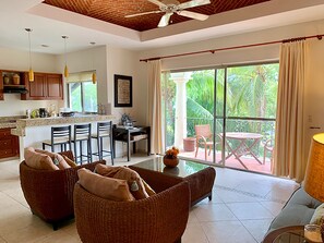 尊尚公寓 | 客廳 | 40 吋LED 電視連有線電視頻道、電視、DVD 播放機