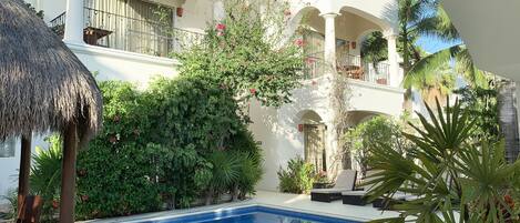 Seasonal outdoor pool, open 8:00 AM to 9:00 PM, pool loungers