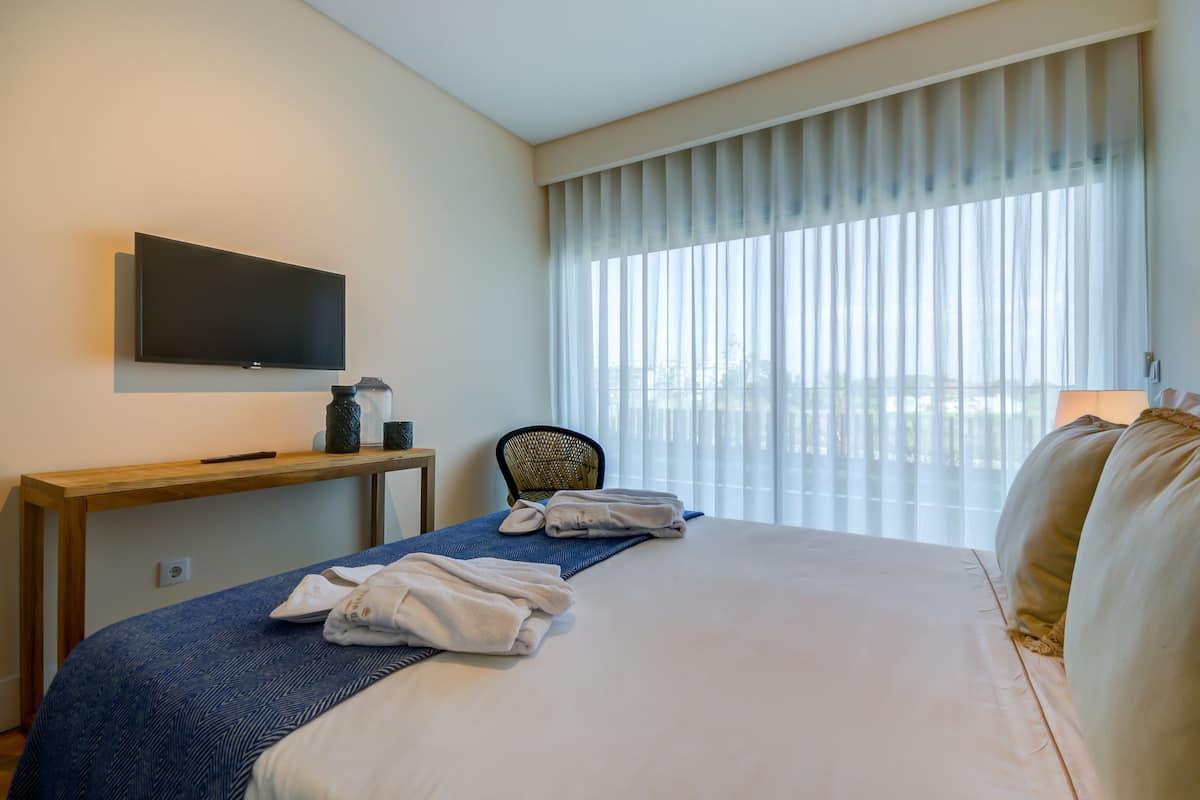 2 bedrooms, in-room safe, laptop workspace, soundproofing