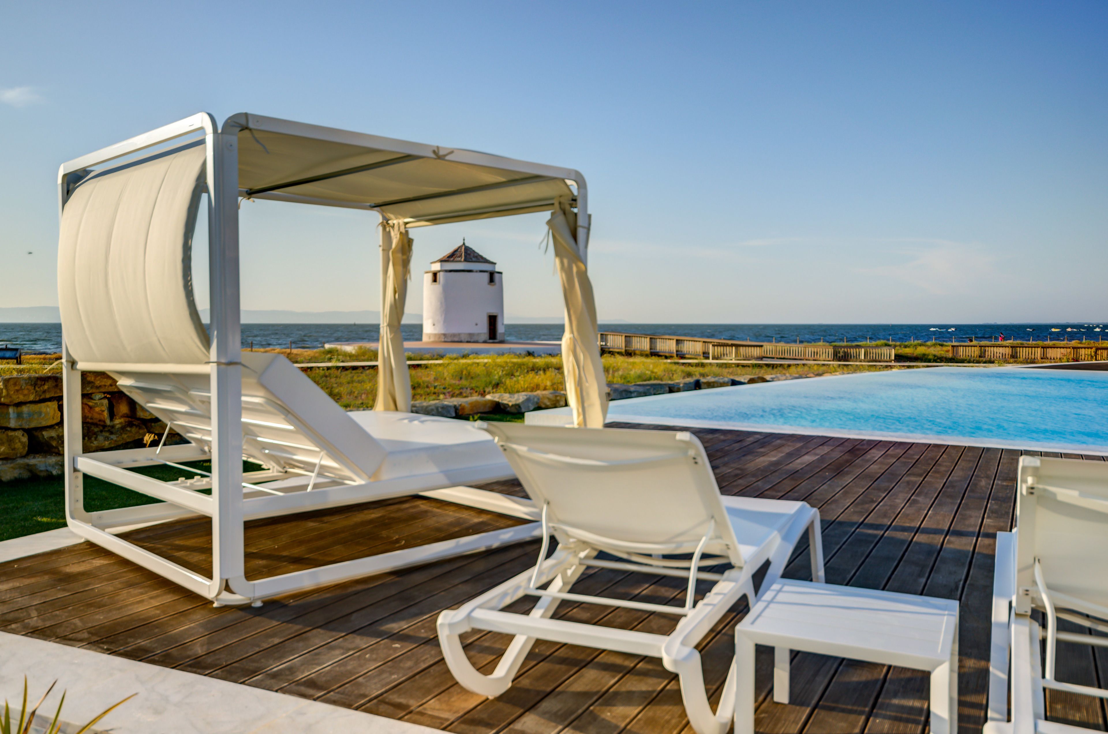 Een binnenzwembad, een buitenzwembad en parasols bij het zwembad