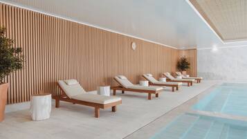 Inomhuspool, utomhuspool, parasoller och solstolar