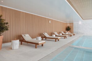 室內泳池、室外泳池；泳池傘、躺椅