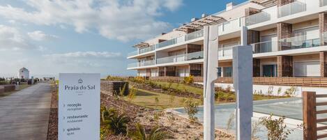 Un hotel moderno con recepción, restaurante, gimnasio, spa y piscina al aire libre.