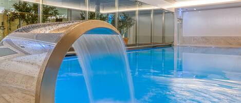 Innenpool, Außenpool, Sonnenschirme, Liegestühle