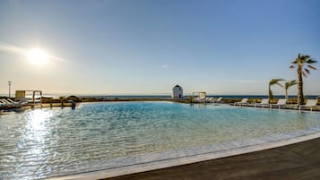Kolam renang indoor dan kolam renang outdoor, dengan payung kolam renang