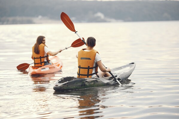 Two kayaks on calm water with people wearing life jackets. - Praia do Sal Lisbon Resort and SPA (Alcochete)