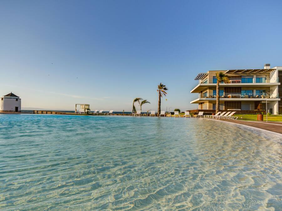 Innendørsbasseng,utendørsbasseng, bassengparasoller og solsenger