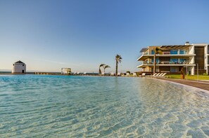 Indoor pool, outdoor pool, pool umbrellas, pool loungers - Praia do Sal Lisbon Resort and SPA (Alcochete)