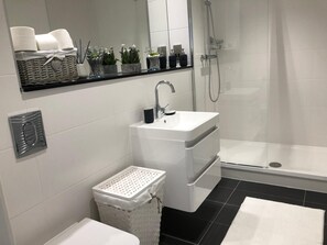 Deep-soaking bathtub, rainfall showerhead, free toiletries, hair dryer - Stunning one bedroom apartment by Creatick (Reading)