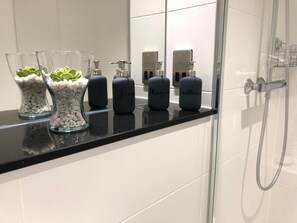 Djupt badkar, regndusch, gratis toalettartiklar och hårtork