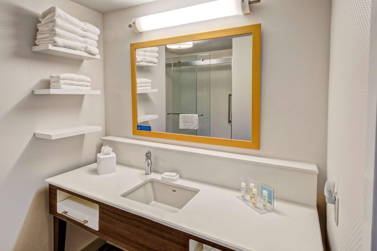 Baño | Tina con regadera, amenidades de baño gratuitas, toallas