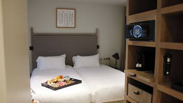 Une chambre d’hôtel équipée d’un lit, d’un plateau de petit-déjeuner, d’un four à micro-ondes et d’une machine à café.