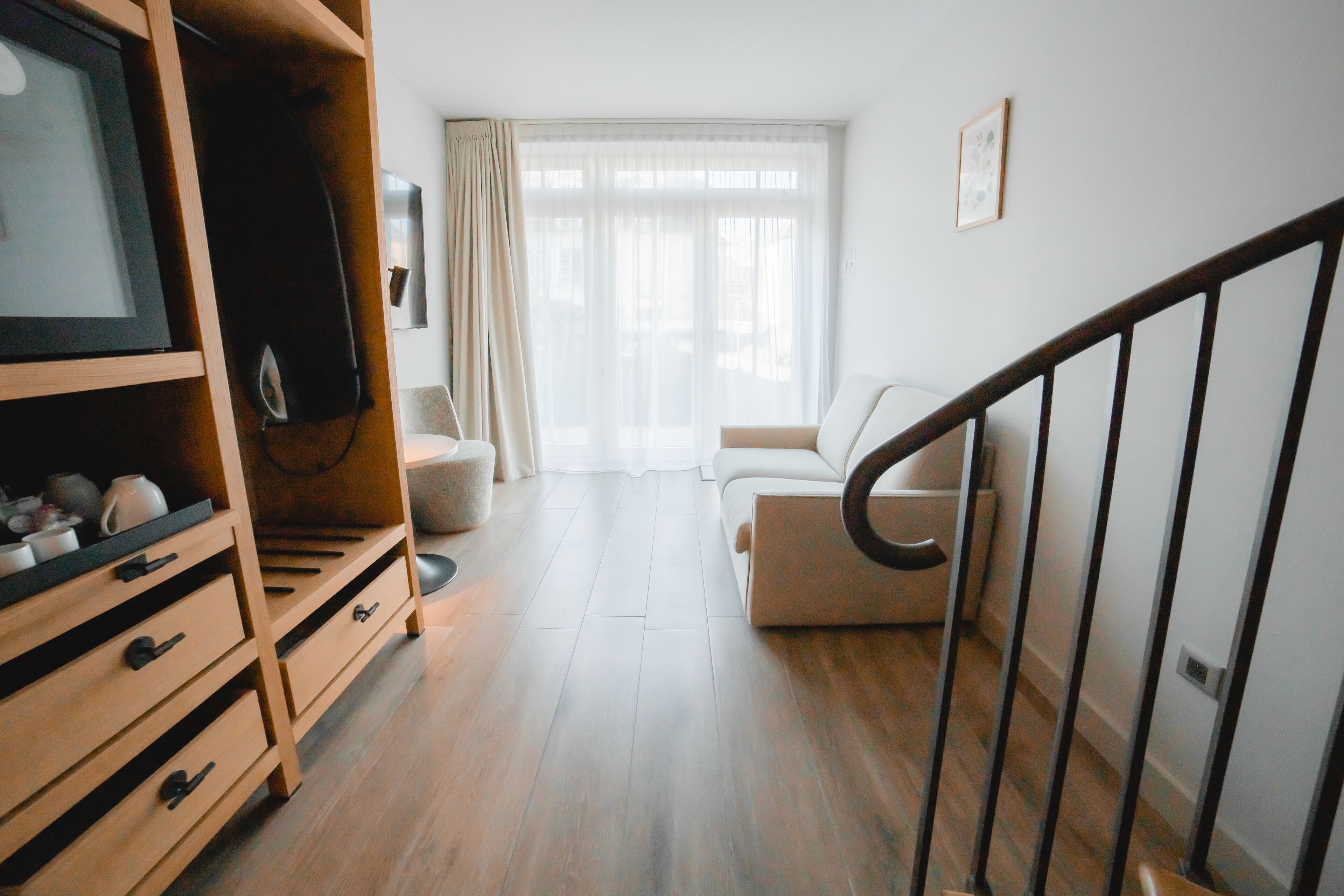 chambre duplex | living area | flat-screen tv, toys