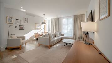 Superior suite | Woonruimte | Flatscreentelevisie en speelgoed