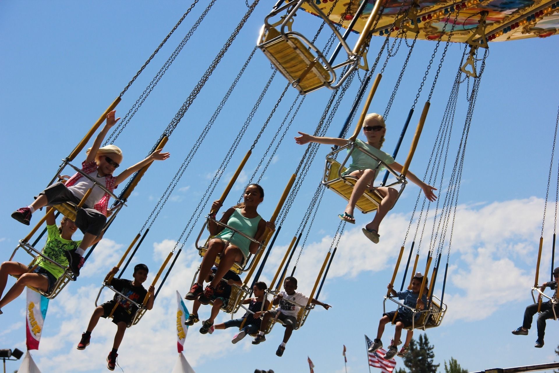 A group of people on a swing ride at an amusement park.