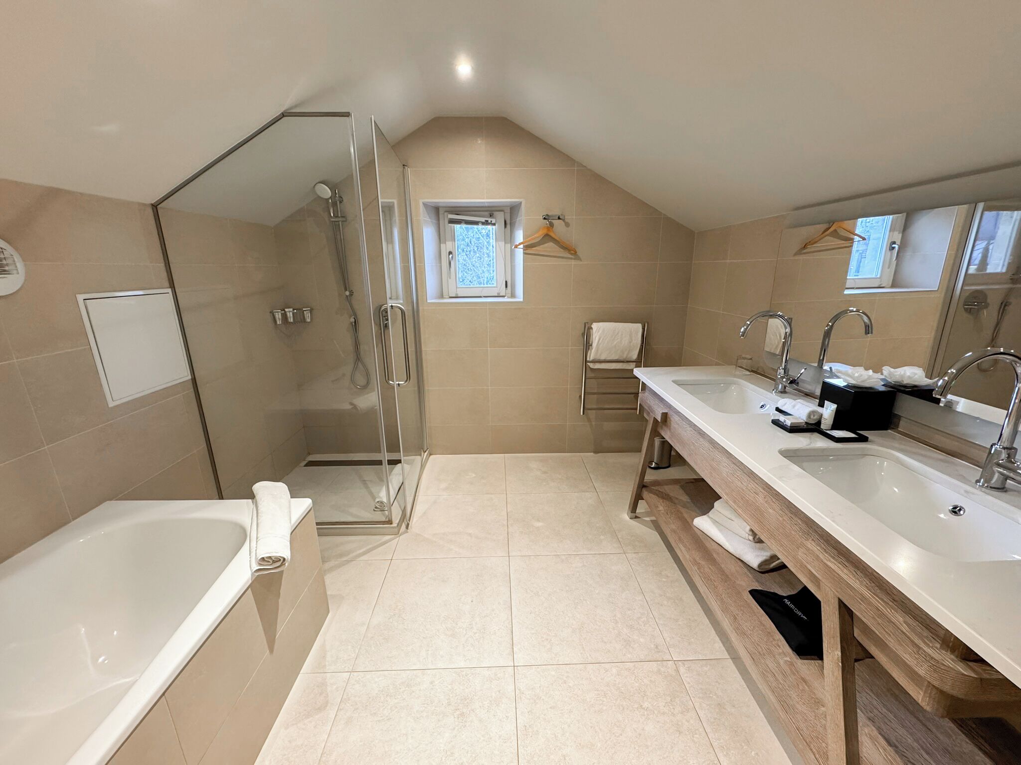 Une salle de bain moderne équipée d’une baignoire, d’un espace douche et d’un meuble-lavabo.