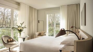 Superior suite | Hypoallergeen beddengoed, een minibar, een kluis op de kamer