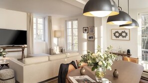 Suite Luxe | Coin séjour | Télévision à écran plat, jouets