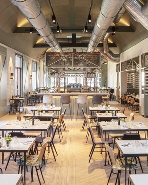 2 restaurants, breakfast served - Le Grand Pavillon Chantilly (Vineuil-Saint-Firmin)