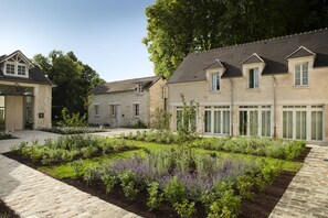 Exterior - Le Grand Pavillon Chantilly (Vineuil-Saint-Firmin)