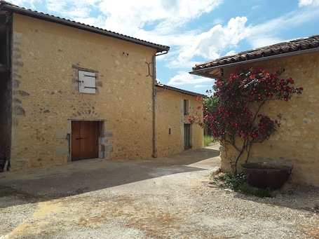 Exterior. Domaine les Galards