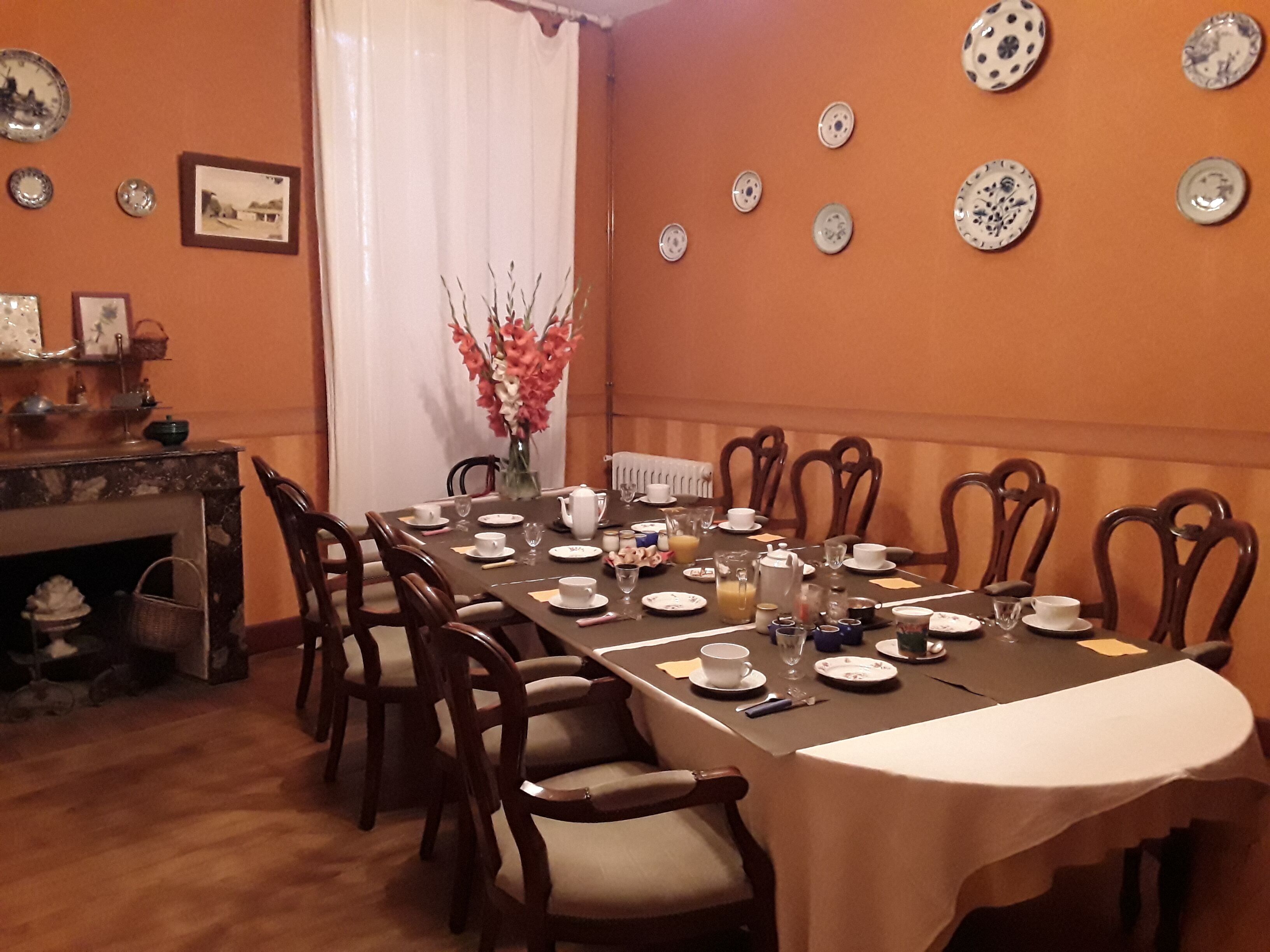 Petit déjeuner et dîner servis sur place, spécialités Cuisine française