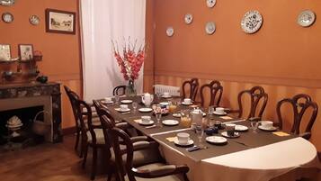 Petit déjeuner et dßner servis sur place, spécialités Cuisine française