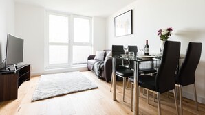 Appartement, 2 slaapkamers, niet-roken, uitzicht op de binnenplaats | Woonkamer | Flatscreentelevisie, Netflix en een dvd-speler