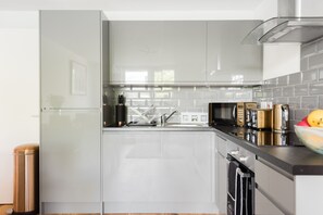 Apartment, 2 Schlafzimmer, Nichtraucher, Blick auf den Innenhof | Eigene Küche | Großer Kühlschrank, Mikrowelle, Ofen, Herdplatte