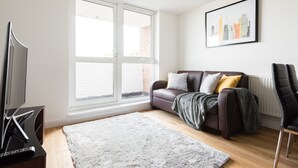 Appartement, 2 slaapkamers, niet-roken, uitzicht op de binnenplaats | Woonkamer | Flatscreentelevisie, Netflix en een dvd-speler