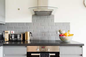 Apartment, 2 Schlafzimmer, Nichtraucher, Blick auf den Innenhof | Eigene Küche | Großer Kühlschrank, Mikrowelle, Ofen, Herdplatte