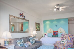 Suite estudio Prestigio, 1 cama King size y sofá cama, acceso a la alberca, vista al océano | 1 habitación, ropa de cama de alta calidad y escritorio 
