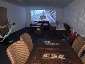 Habitación Confort, varias camas, baño compartido | Escritorio y espacio para trabajar con laptop 