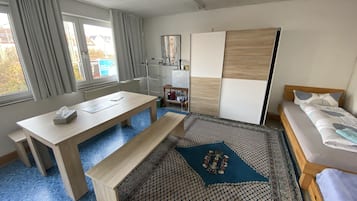 Kamar Ekonomi, Beberapa Tempat Tidur, Bebas Asap Rokok (Budget) | Meja kerja, ruang kerja ramah laptop, dan setrika/meja setrika