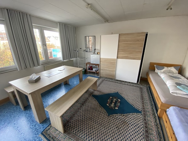 Habitación económica, varias camas, para no fumadores (Budget) | Escritorio y espacio para trabajar con laptop 