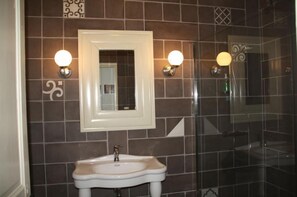 Bathroom sink - Aux Pots Bleus (Nissan-lez-Enserune)