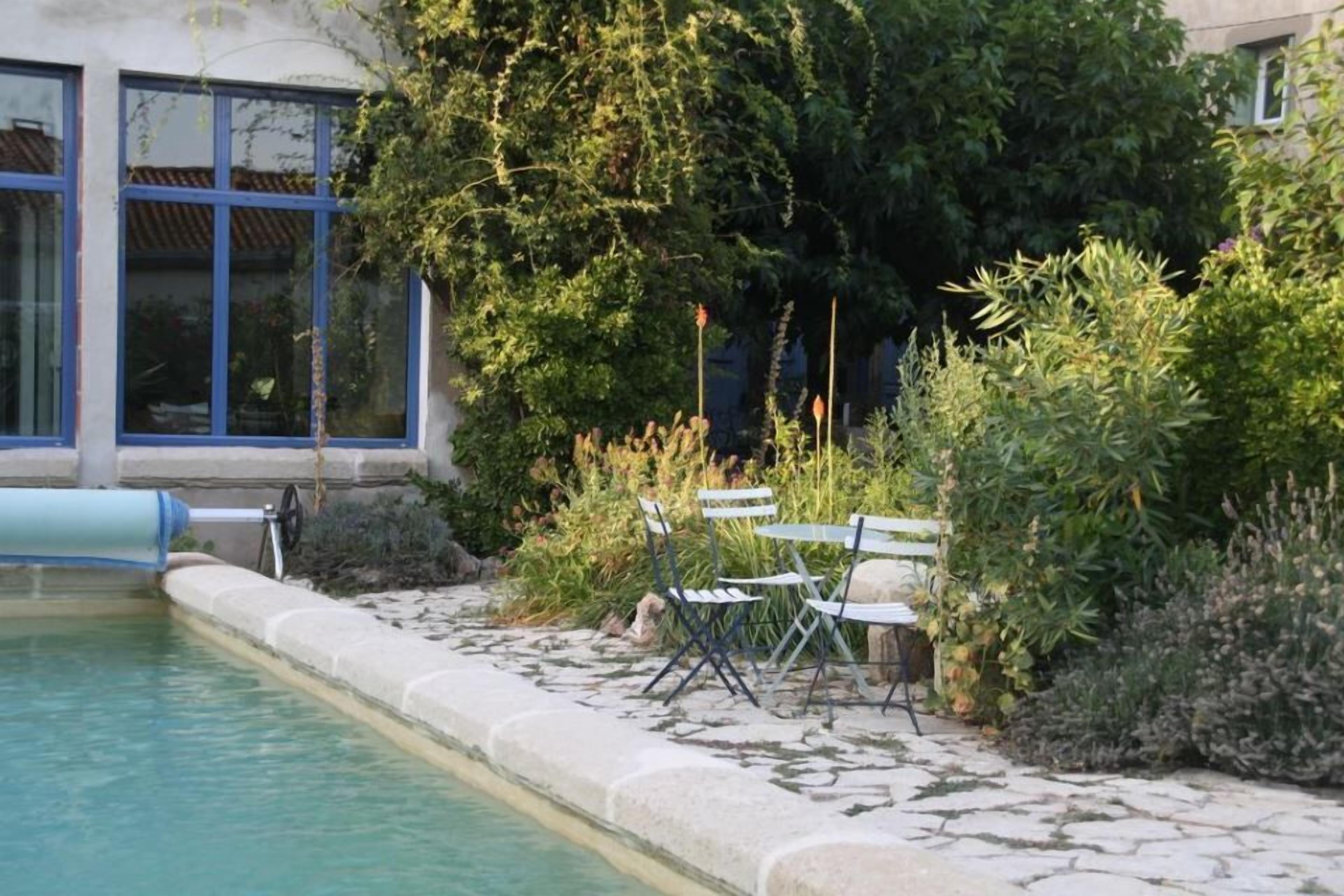 季節性室外泳池；躺椅