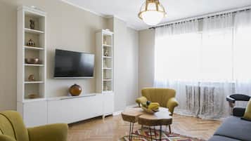 Deluxe Apartment, Garden View | Ruang tamu | TV skrin rata, pejabat