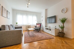 Deluxe Apartment, Garden View | Living room