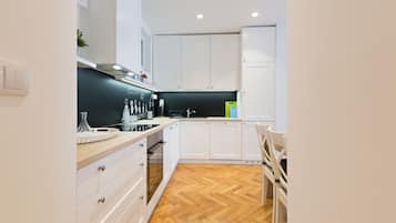 Deluxe Apartment, Garden View | Dapur peribadi | Peti sejuk/penyejuk beku saiz penuh, ketuhar, dapur