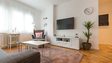 Deluxe-lejlighed - udsigt til have | Stue | Fladskærms-tv, kontorer
