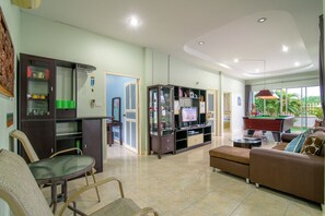 3-Bedroom Villa with Private Pool | Huoneen varustelu