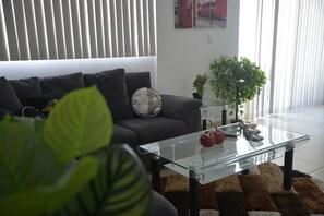 เอลีทอพาร์ทเมนท์, 2 ห้องนอน, ระเบียง | บริเวณนั่งเล่น | ทีวีจอแบน 55 นิ้ว พร้อมช่องดาวเทียม, สมาร์ททีวี, Netflix